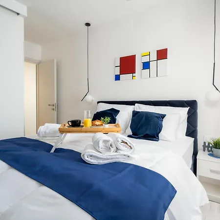 Ctrl Alt Retreat - 4 Star And Parking Split