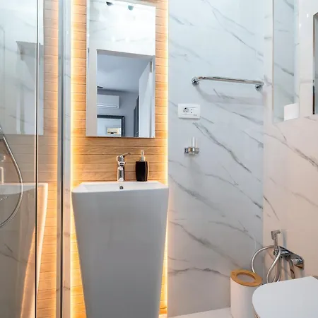 Ctrl Alt Retreat - 4 Star And Parking * Split